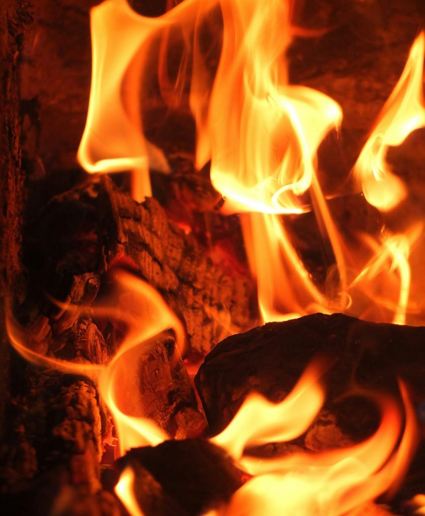 bûches de bois qui brûlent dans une cheminée